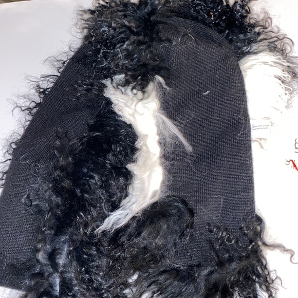 UGG MONGOLIAN POCKET SCARF - Picture 7 of 8